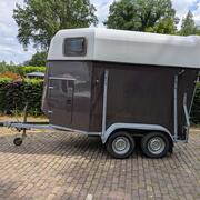 Gerenoveerde 2 paards trailer