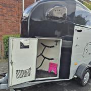 Paardentrailer met zadelkamer, aluminium. Bj 2022