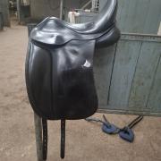 Dressuurzadel Bates Wide 17 inch 