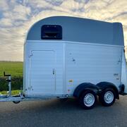 Zo goed als nieuwe volledig aluminium Humbaur Single met zad