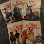 Diverse paardenboeken te koop