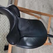 MOET WEG: KM Dressage Deluxe dressuurzadel, 18inch.