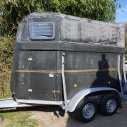 vol ployester 2 paards trailer met zadelkamer