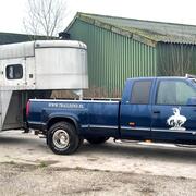 Gooseneck trailer met pick-up truck