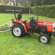 Minitractor met weidesleep en weidebloter