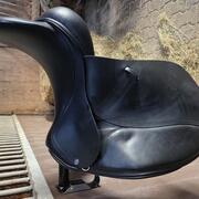 Te koop: Z.g.a.n. KM Dressage Deluxe, 18 inch dressuurzadel.