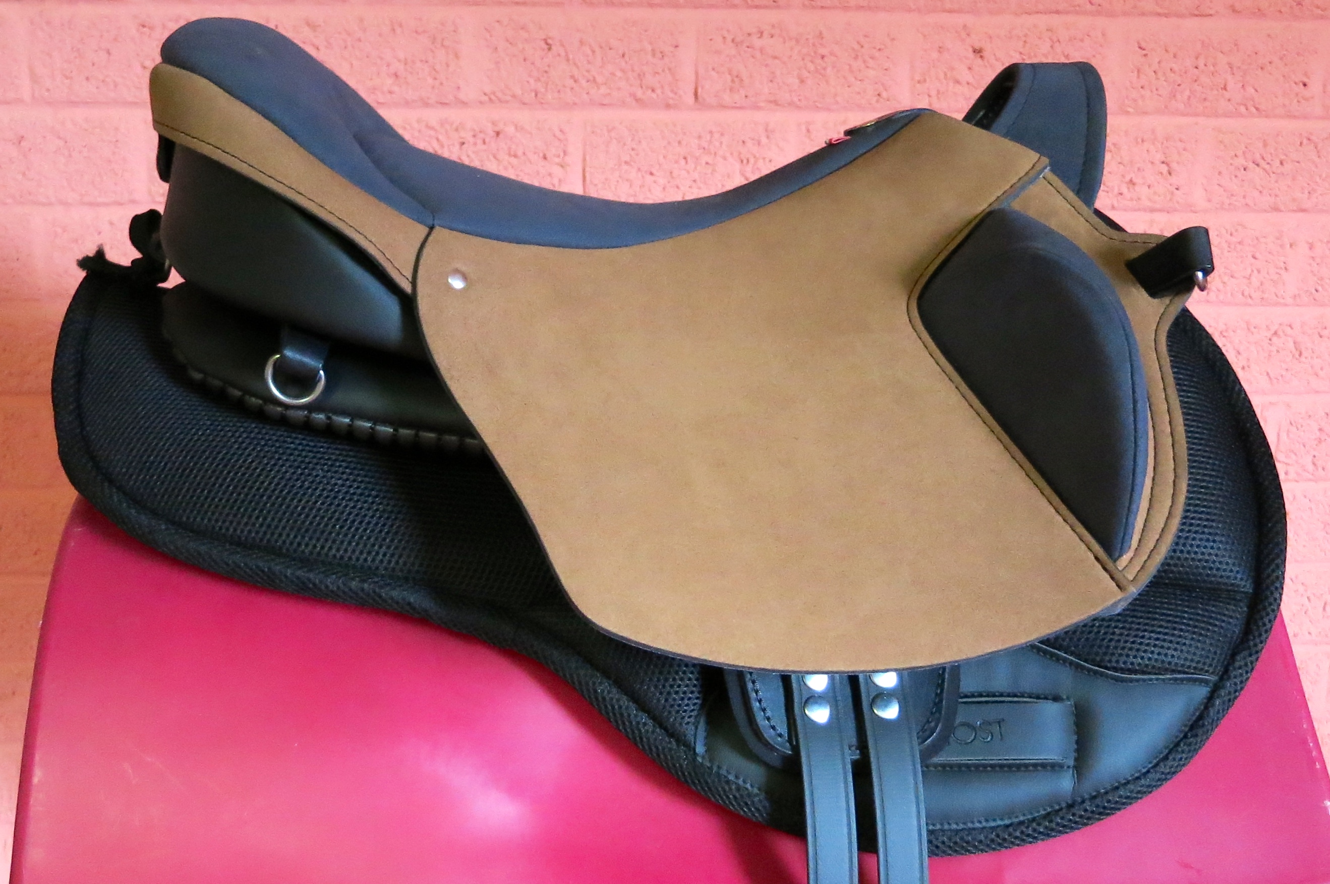 A&M Reitsport Baumloser Westernsattel Portland aus geöltem Büffelleder mit Klettkissen, Größe:17 Zoll