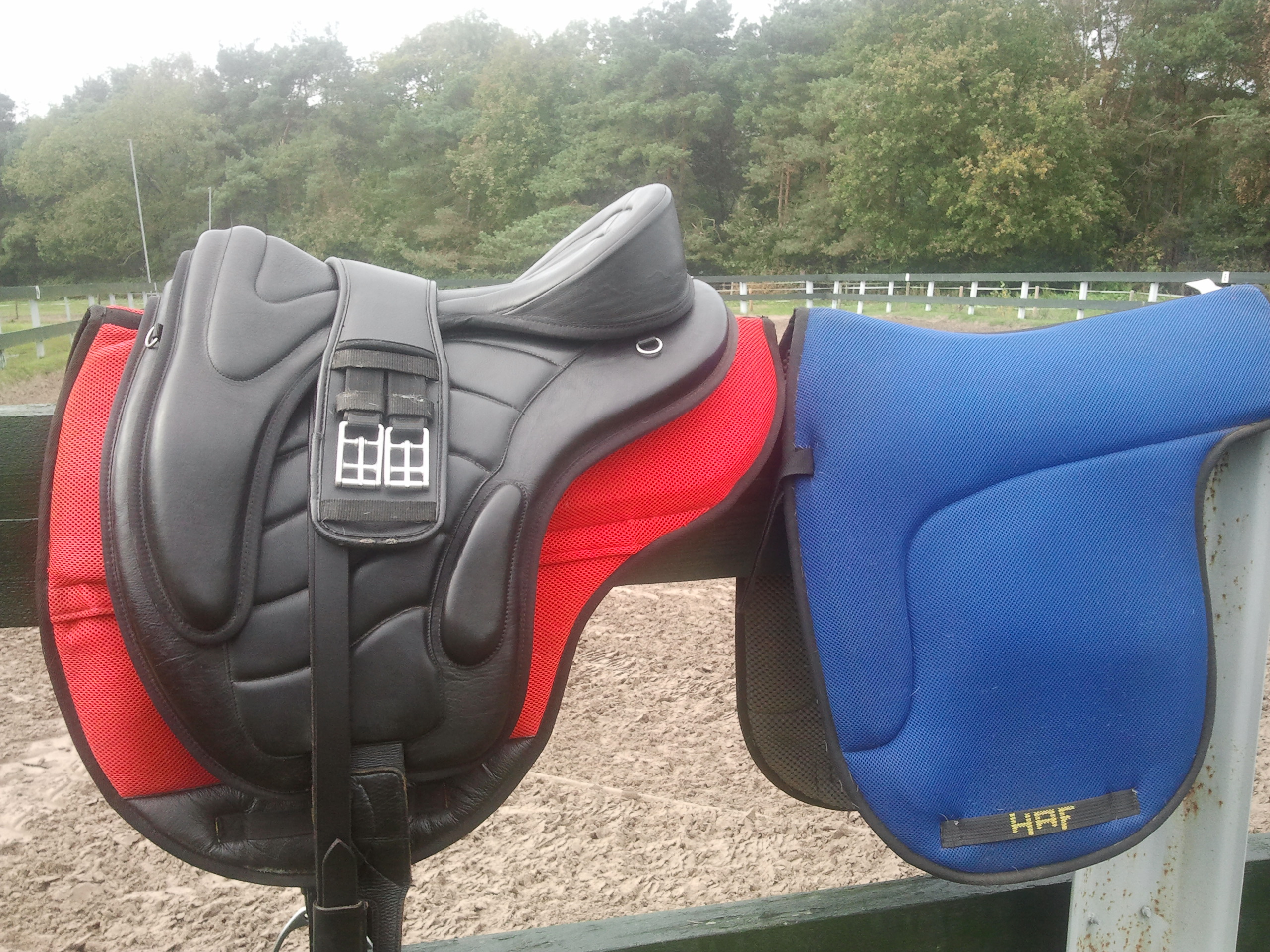 Brama West Zadel boomloos Safety - Zitmaat 18 - voor alle soorten paarden - incl. stijgbeugelriemen & zadelriem - zwart/rood
