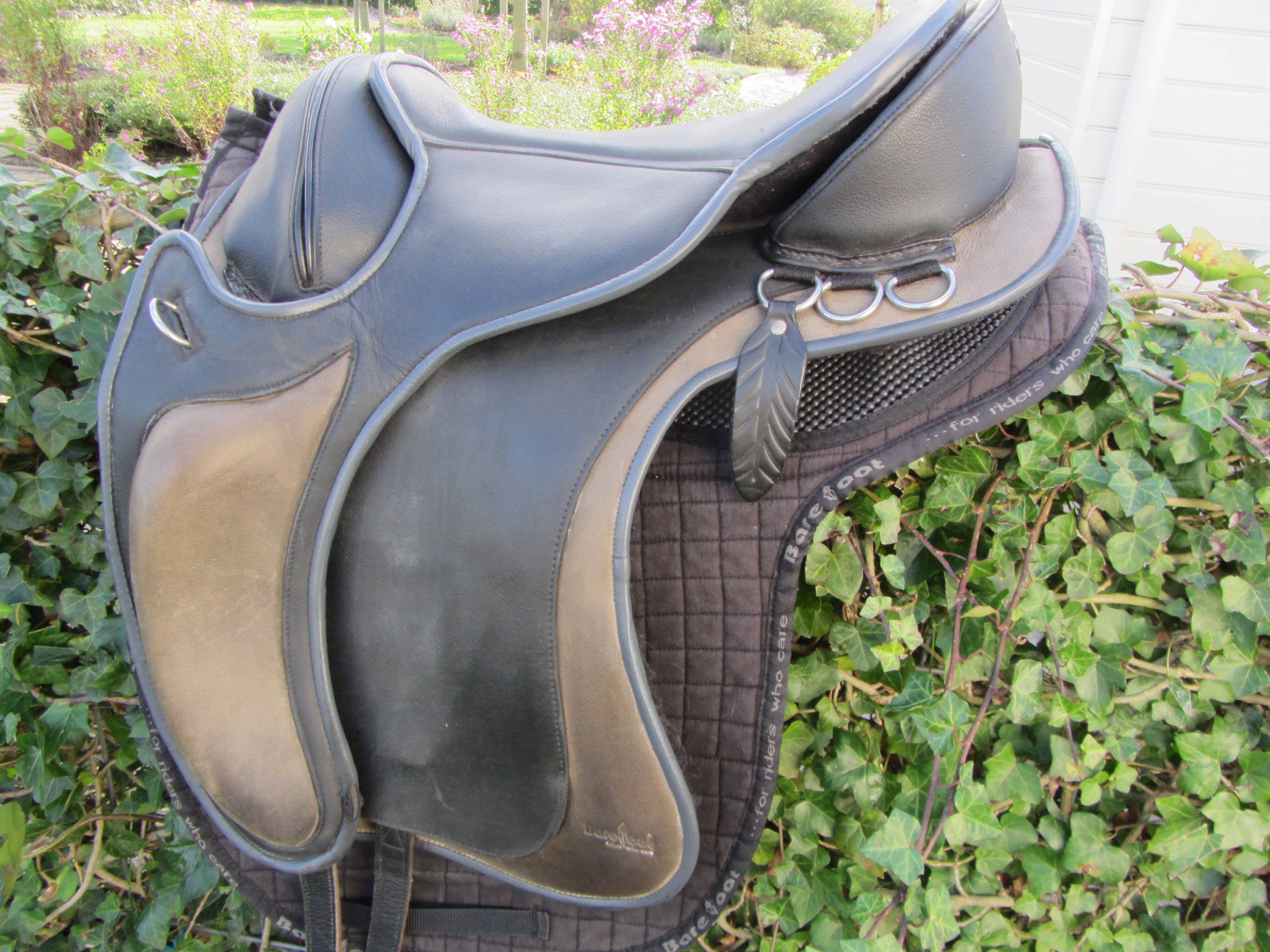 Selle de cheval sans arbre de qualité supérieure Freemax avec étrier et circonfé