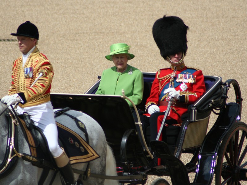 Bestand:Trooping the colour Elizabeth II prins Philip.jpg