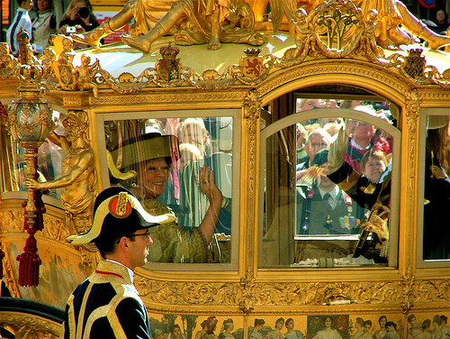 Bestand:Gouden koets met de koningin.jpg