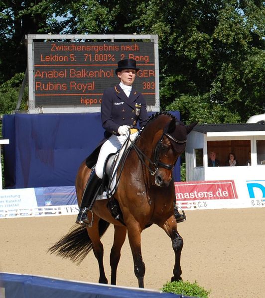 Bestand:Anabel Balkenhol met Rubins Royal CDI Hamburg 2011.JPG