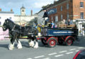 De Wadworths brouwerswagen in Devizes, Wiltshire, centrum, getrokken door twee Shires.