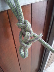 Trek aan het losse uiteinde van het touw om de knoop los te maken.