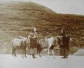 Twee Shetlandvrouwen met pony's. Foto gemaakt rond het jaar 1900.